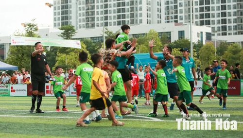 Ban huấn luyện và cầu thủ Thiệu Hóa ăn mừng chiến thắng.