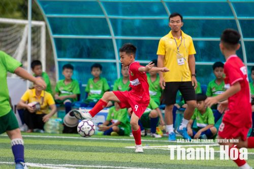 U10 Hạc Thành (áo đỏ) thể hiện đẳng cấp khác biệt so với đối thủ.