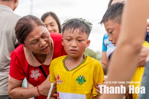 Nỗi buồn của Tào Khánh Toàn - cầu thủ chơi nổi bật nhất bên phía U10 Thạch Thành mùa giải năm nay.
