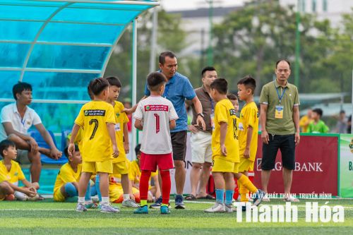 U10 Thạch Thành gặp bối rối trước sức ép liên tục của đối thủ.