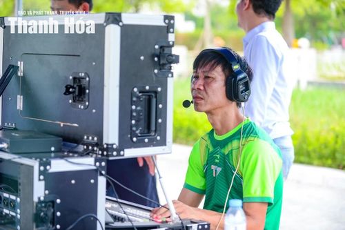 Họ theo dõi sát từng tín hiệu hình ảnh, âm thanh, liên tục chuyển góc máy, kiểm soát chất lượng phát sóng và xử lý kịp thời những tình huống phát sinh.