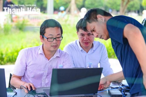 Để có một buổi phát sóng trực tiếp hoàn chỉnh là sự phối hợp nhịp nhàng giữa rất nhiều vị trí: đạo diễn hình, kỹ thuật viên, quay phim, phóng viên, biên tập viên, bình luận viên...