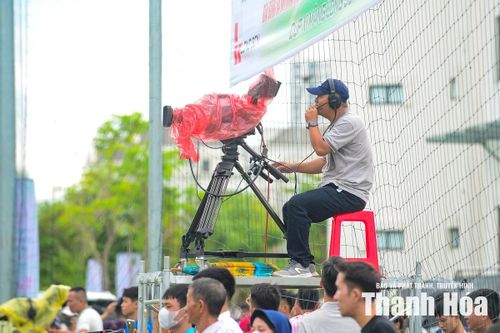 Trong quá trình tác nghiệp, đội ngũ quay phim còn thường xuyên kiểm tra tín hiệu hình ảnh, phối hợp chặt chẽ với phòng kỹ thuật để bảo đảm chất lượng livestream luôn ổn định.