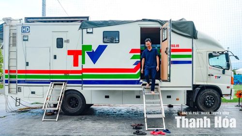 Trước mỗi trận cầu, đội ngũ kỹ thuật của Báo và Phát thanh, truyền hình Thanh Hóa luôn có mặt từ sớm để kiểm tra hệ thống thiết bị.