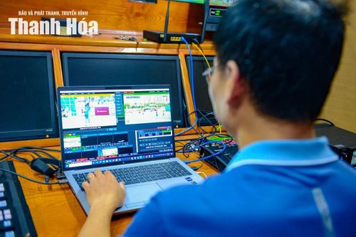 Phía sau những màn hình điều khiển là không khí làm việc đầy căng thẳng và tập trung.