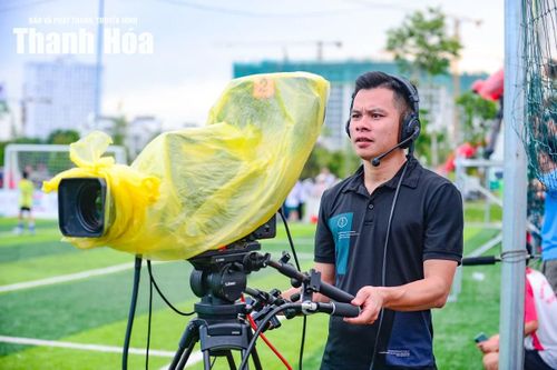 Áp lực của đội ngũ quay phim không chỉ nằm ở việc bắt trọn từng pha bóng. Mỗi cú lia máy, mỗi lần chuyển góc đều phải chính xác và đúng thời điểm để khán giả theo dõi trận đấu một cách trọn vẹn nhất.