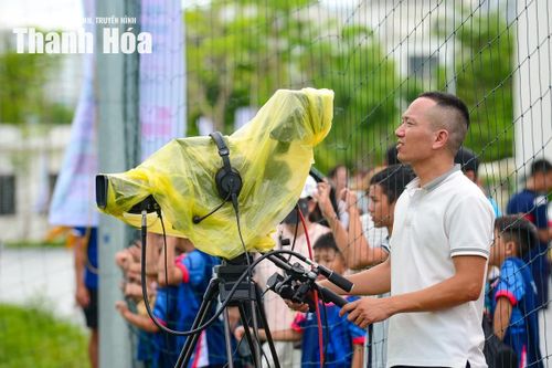 Không đơn thuần ghi lại diễn biến trận đấu, các quay phim còn liên tục tìm kiếm những khuôn hình giàu cảm xúc để truyền tải trọn vẹn không khí của các trận đấu đến khán giả.