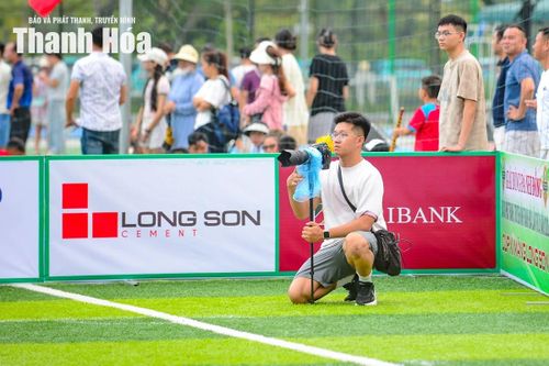 Song hành cùng đội ngũ kỹ thuật là các phóng viên luôn có mặt trên sân. Không chỉ phản ánh tỷ số hay kết quả thi đấu, mỗi bài viết còn kể những câu chuyện đẹp về tinh thần thể thao, sự đoàn kết, ý chí vượt khó của các cầu thủ nhí cũng như sự đồng hành của gia đình, nhà trường và ban tổ chức.