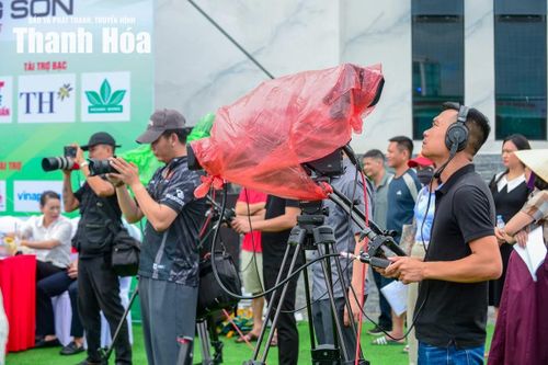 Nếu phòng điều khiển là “bộ não” của buổi ghi hình trực tiếp thì đội ngũ quay phim chính là những “đôi mắt” của giải đấu.