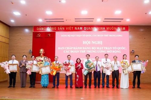 Bà Bùi Thị Minh Hoài trao tặng Bằng khen của Thủ tướng Chính phủ cho các tập thể, cá nhân có thành tích xuất sắc, tiêu biểu trong thực hiện Nghị quyết 18-NQ/TW. Ảnh: Mặt trận.