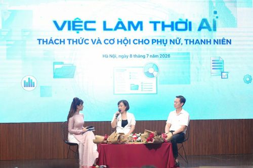 Chuyên gia chia sẻ tại tọa đàm.