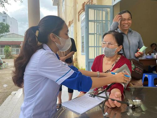 Y bác sĩ tình nguyện luôn tận tâm, nhiệt tình khám bệnh miễn phí cho người dân vùng sâu, vùng xa. Ảnh: PHƯƠNG LAN