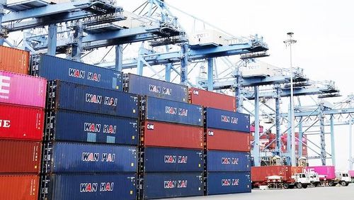 Dựa trên mô hình phát triển hướng về xuất khẩu, kim ngạch xuất khẩu của Việt Nam tăng hơn 15% trong cả hai năm 2024 và 2025. Ảnh: ANH QUÂN