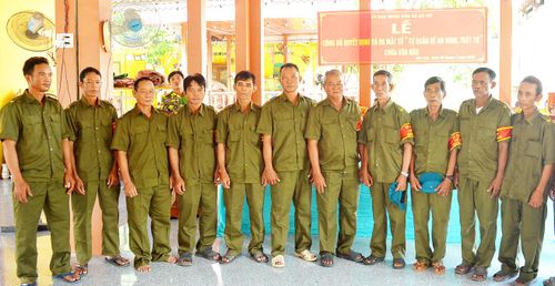 Thành viên Tổ Tự quản về an ninh, trật tự tại chùa Văn Râu.