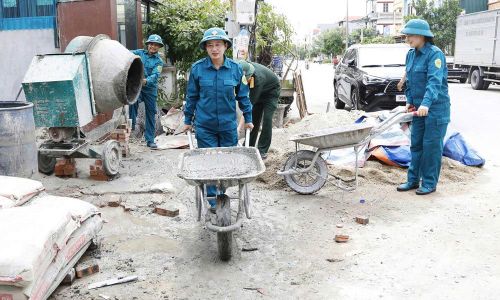 Lực lượng vũ trang phường Phương Liễu hỗ trợ vận chuyển vật liệu xây dựng nhà cho con đẻ của thương binh nhiễm chất độc da cam trên địa bàn phường.