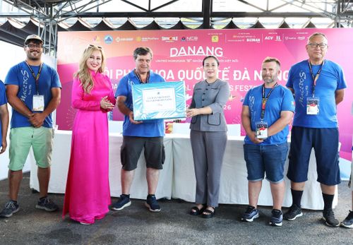 Phó Chủ tịch UBND thành phố Nguyễn Thị Anh Thi (thứ 3, từ phải sang) tặng quà động viên đội Bồ Đào Nha. Ảnh: NGỌC HÀ