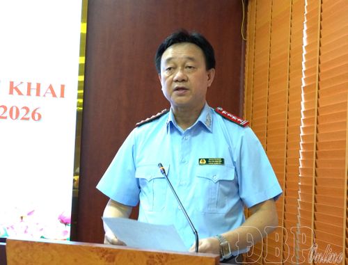 Đồng chí Vùi Văn Nguyện, Tỉnh ủy viên, Chánh Thanh tra tỉnh phát biểu tại hội nghị.