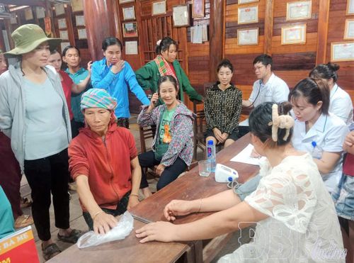 Cán bộ Trạm Y tế xã Mường Chà thăm khám sức khỏe cho người dân.