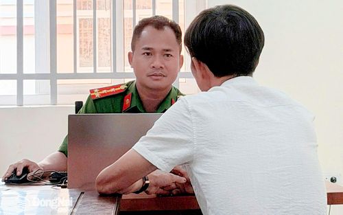 Lực lượng công an làm việc với người vi phạm về đăng tải thông tin sai sự thật lên mạng xã hội. Ảnh: CATP