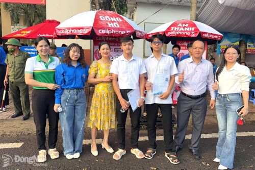 Thầy Cô thăm và động viên các em lớp 12 tại điểm thi tốt nghiệp THPT năm 2026. Ảnh: Duy Khánh