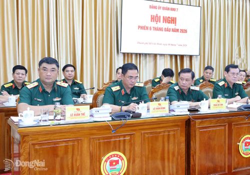 Thủ trưởng Đảng ủy, Bộ Tư lệnh Quân khu 7 dự hội nghị. Ảnh: Biện Cường