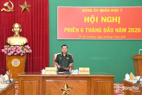 Trung tướng Trần Vinh Ngọc, Bí thư Đảng ủy, Chính ủy Quân khu 7 kết luận hội nghị. Ảnh: Biện Cường