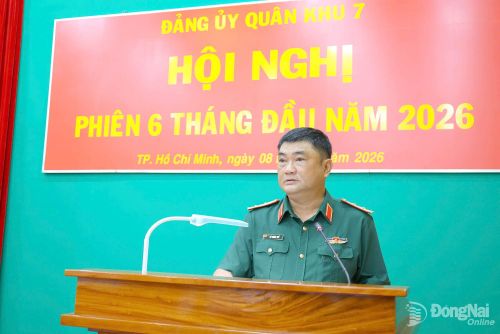 Trung tướng Lê Xuân Thế, Ủy viên Trung ương Đảng, Phó Bí thư Đảng ủy, Tư lệnh Quân khu 7 phát biểu tại hội nghị. Ảnh: Biện Cường