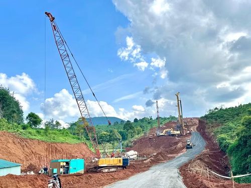  Đơn vị thi công huy động nhân lực, thiết bị để đẩy nhanh tiến độ dự án thành phần 3 thuộc Dự án đường bộ cao tốc Quy Nhơn - Pleiku. Ảnh: Hà Duy 