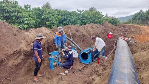  Thi công hệ thống tuyến ống cấp nước Dự án hồ chứa nước Ia Prat (xã Ia Khươl). Ảnh: Hà Duy 