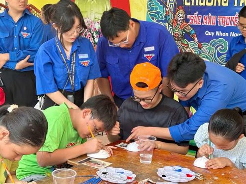  Trẻ em phường Quy Nhơn Nam háo hức khi được tự tay "hô biến" màu sắc trên từng chiếc mặt nạ. Ảnh: D.L 