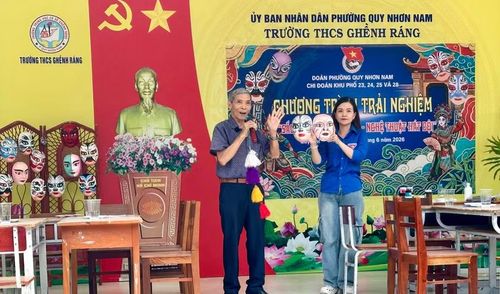  NSND Xuân Hợi (trái) giới thiệu về một số mặt nạ tại chương trình. Ảnh: D.L 