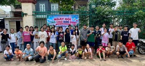  Tiểu ban Hoạt động hè Cụm Tổ dân phố Hội Thương (phường Pleiku) tổ chức sinh hoạt hè với nhiều trò chơi dân gian cho thiếu nhi. Ảnh: ĐVCC 