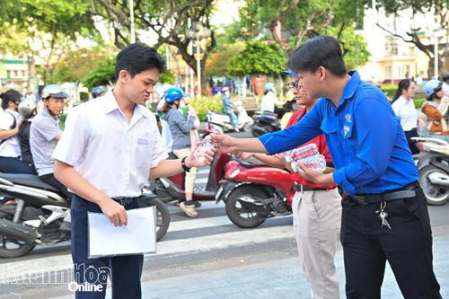 Đoàn viên, thanh niên ra quân tiếp sức mùa thi năm 2026.