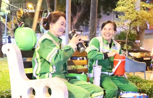 20 giờ, tranh thủ vài phút nghỉ, chị Nguyễn Thị Mỹ Linh (bên phải) cùng đồng nghiệp ăn cơm.