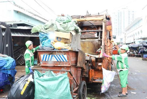 Rác thải ở khu vực Chợ Đầm được công nhân Xí nghiệp Môi trường thu gom đưa đi xử lý.
