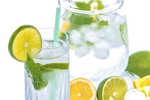 Không phải ai cũng thích hợp để ăn, uống đồ lạnh, đặc biệt là những người có thể trạng yếu hoặc mắc bệnh mạn tính. (Ảnh: VFA)