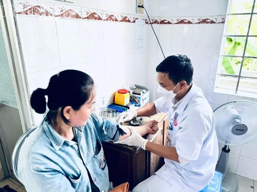 Người dân được lấy mẫu máu để xét nghiệm tầm soát bệnh