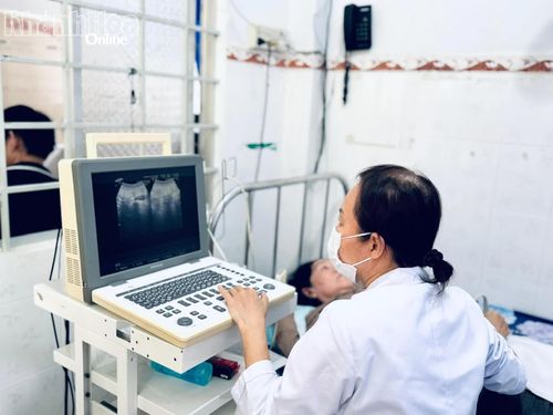 Người dân được tầm soát sức khỏe bằng siêu âm.