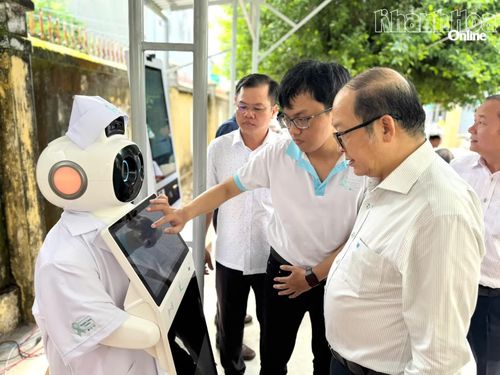 Lãnh đạo Sở Y tế và UBND xã Vạn Thắng được giới thiệu về robot tầm soát huyết áp bằng Al qua camera được sử dụng tại chương trình.