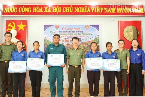 Lãnh đạo Đoàn Thanh niên xã Cam Hiệp và đại diện Chi đoàn Phòng An ninh kinh tế Công an tỉnh Khánh Hòa trao hỗ trợ cho đoàn viên thanh niên là đồng bào dân tộc thiểu số.