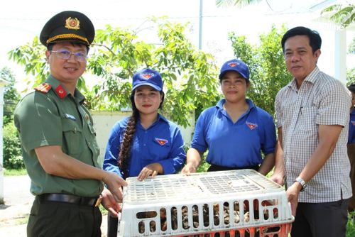 Ông Phan Văn Cường – Bí thư Đảng ủy xã Cam Hiệp và đại diện Chi đoàn Phòng An ninh kinh tế Công an tỉnh Khánh Hòa trao hỗ trợ cho đoàn viên thanh niên là đồng bào dân tộc thiểu số.