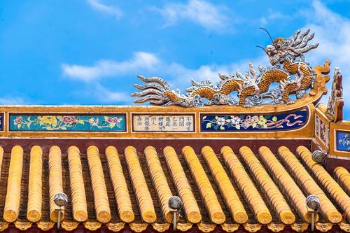 Bài thơ viết trên bờ nóc Ngọ Môn thuộc hệ thống Thơ văn trên kiến trúc cung đình Huế, được UNESCO vinh danh là Di sản tư liệu Chương trình Ký ức thế giới khu vực châu Á - Thái Bình Dương. Ảnh: THANH HẢI