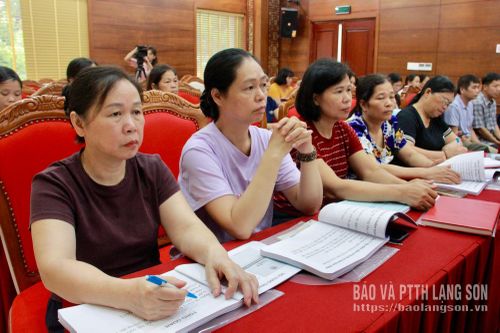 Cán bộ y tế cơ sở tham dự hội nghị