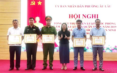 Các tập thể có thành tích xuất sắc được nhận giấy khen.