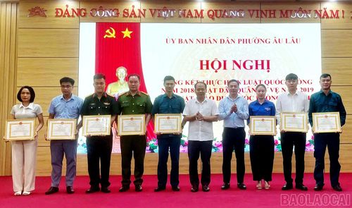 Các cá nhân có thành tích xuất sắc được nhận giấy khen.