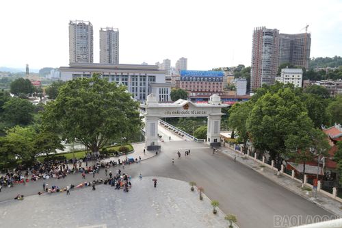 Người dân và du khách qua lại Cửa khẩu Quốc tế Lào Cai.