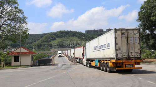 Hoạt động thông quan hàng hóa tại Cửa khẩu Quốc tế đường bộ số II Kim Thành (Lào Cai).