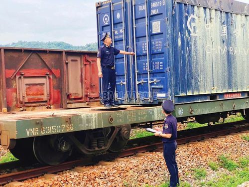 Lực lượng hải quan tăng cường kiểm tra, giám sát phương tiện vận chuyển hàng hóa xuất, nhập khẩu qua cửa khẩu.