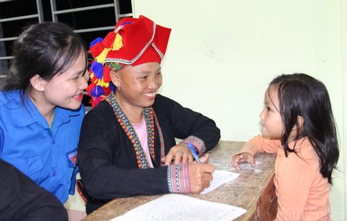 Mỗi học viên đến lớp đều mang theo một ước mơ riêng. Người mong biết đọc để không còn lạc lõng giữa những tờ giấy, con số; người chỉ mong khi đi chợ có thể tự xem giá, tự trao đổi, mua bán mà không còn e ngại.