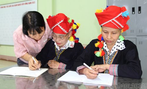 Những nét chữ còn run, những câu đọc còn ngập ngừng đều được cô giáo Trương Thị Tình - giáo viên Trường PTDT bán trú Tiểu học Bảo Hà, kiên nhẫn hướng dẫn, sửa từng lỗi nhỏ. Với nhiều học viên đã ngoài 50, 60 tuổi, việc học đọc, học viết là một thử thách không nhỏ. Nhưng với sự chăm chỉ của học viên cùng sự đồng hành tận tâm của giáo viên, những trang vở mỗi ngày lại thêm kín những con chữ.